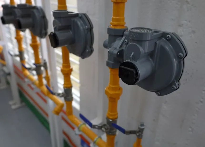 Tubería de gas domiciliario instalada con sus reguladores